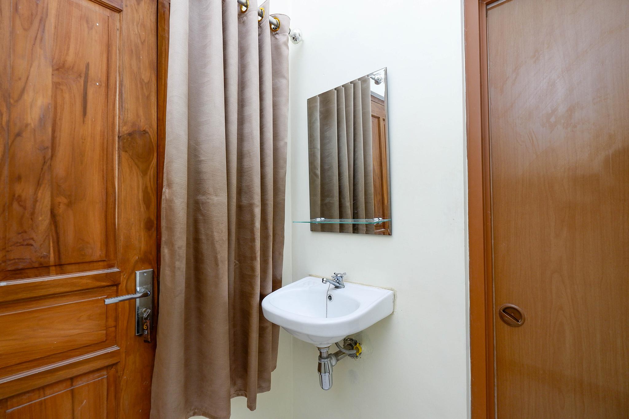 Super Oyo Capital O 2258 Santana Syariah Guest House Kartosuro Eksteriør bilde