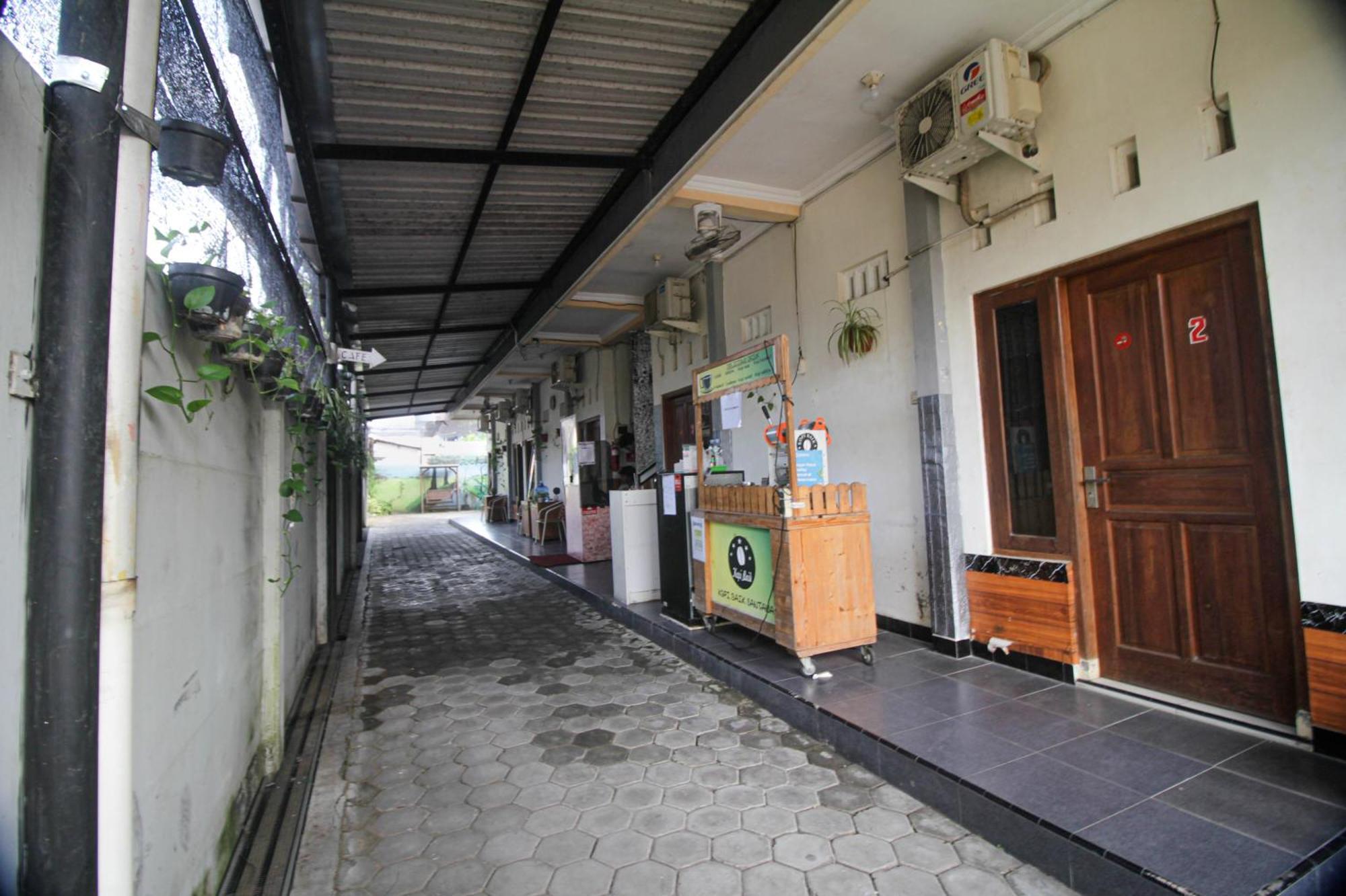Super Oyo Capital O 2258 Santana Syariah Guest House Kartosuro Eksteriør bilde
